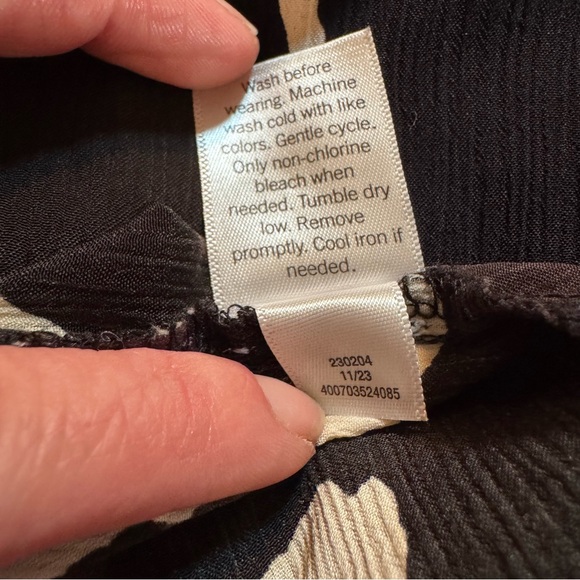 Nine West Sheer Black & White Abstract Tie-Neck Blouse – Medium - Picture 7 of 7